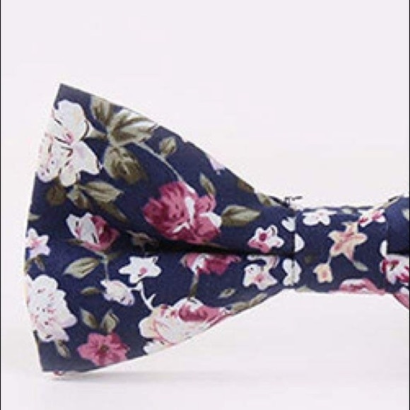 🎓PRE-TIED MEN\'S NAVY FLORAL BOWTIE! *NEW*